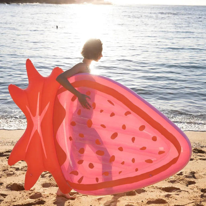 Dmuchany materac do pływania | Strawberry Luxe Lie-On | SUNNYLiFE - Vacayki